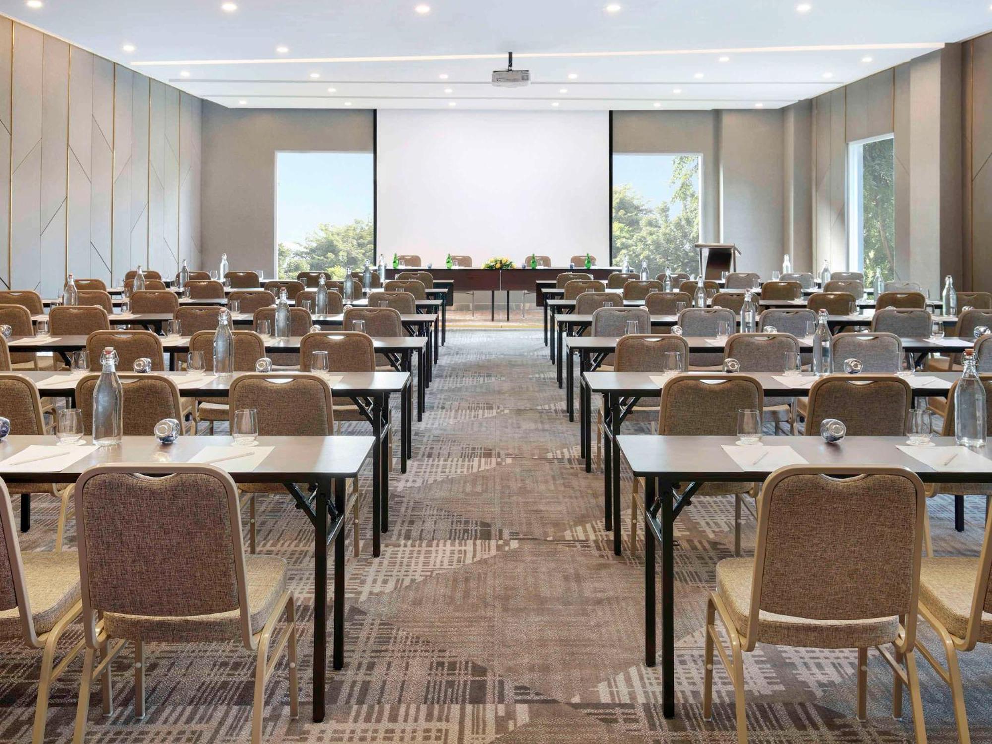 होटल Novotel Cikini 4*