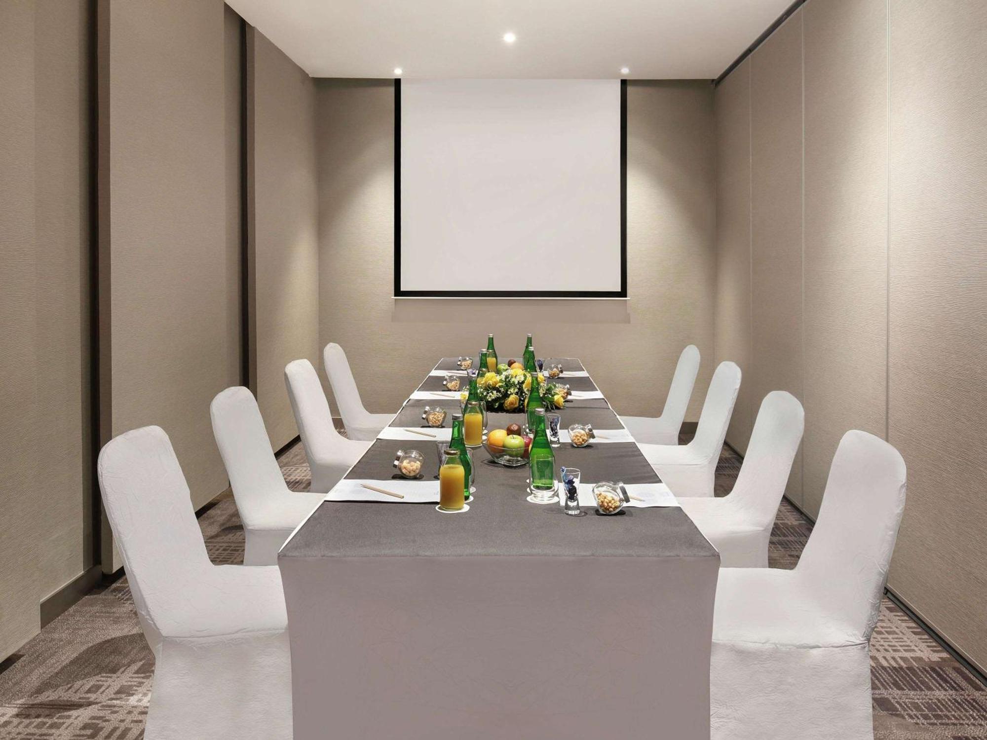 होटल Novotel Cikini 4*